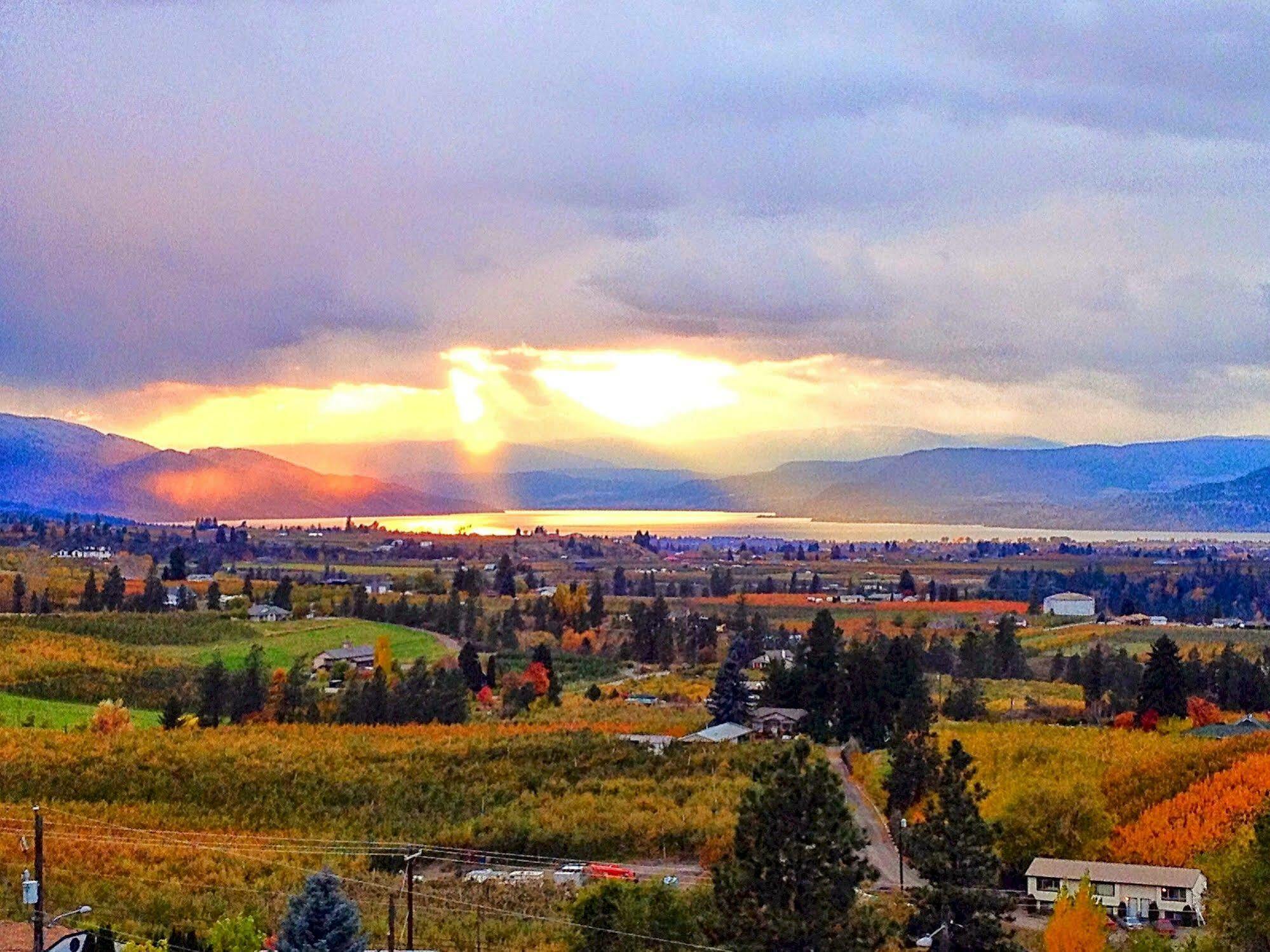 Acker Vacation Rentals Kelowna Extérieur photo