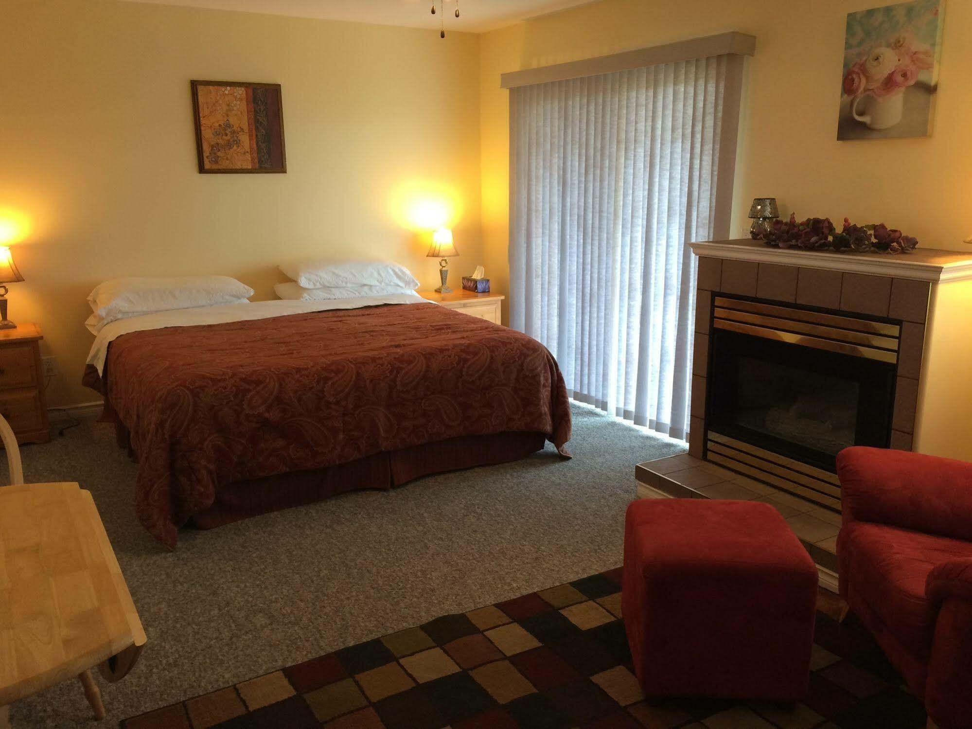 Acker Vacation Rentals Kelowna Extérieur photo