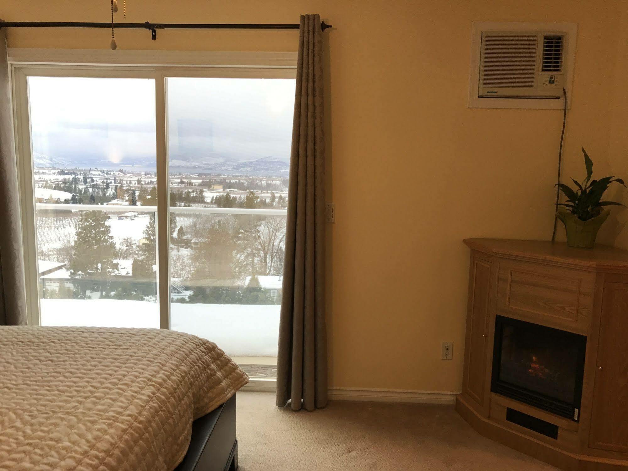Acker Vacation Rentals Kelowna Extérieur photo